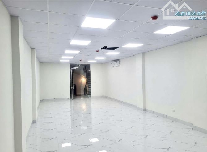 Toà nhà Mặt phố 7 tầng - Thang máy