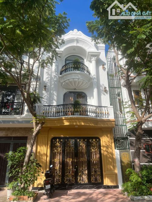 Cho thuê nhà mới đẹp 3 tầng KĐT Hà Quang , view công viên, phù hợp làm văn phòng, spa