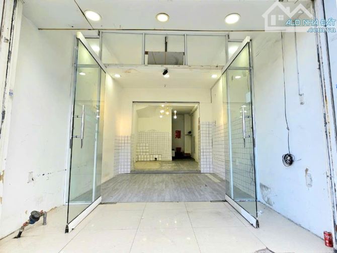 Nhà cho thuê mặt tiền 3 lầu 3 phòng ngủ đường Bùi Thị Xuân, Tân Bình
