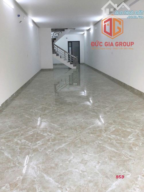Cho thuê nhà 4 tầng sạch đẹp mặt tiền đường Nguyễn Ái Quốc ngay công viên B5
