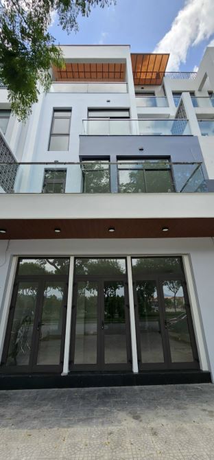 Cần cho thuê shophouse 4 tầng - Mặt tiền Nguyễn Sinh Sắc