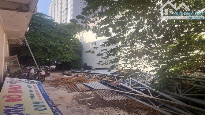 Cho thuê mặt bằng – 3 mặt tiền – Nam Kỳ Khởi Nghĩa, – 1.200m² – 100 triệu/tháng