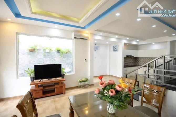 Cho thuê nhà 2 tầng ven biển Mỹ Khê cạnh công viên gồm 3PN có wc trong phòng.