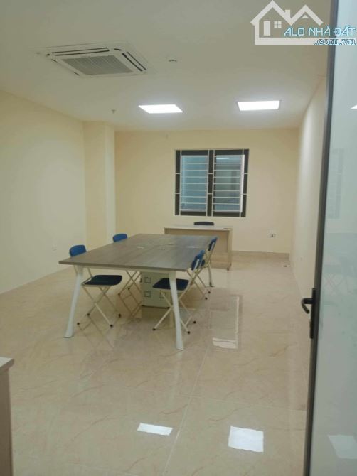 Cho thuê văn phòng Hoàng Quốc Việt 50m2 giá 11tr