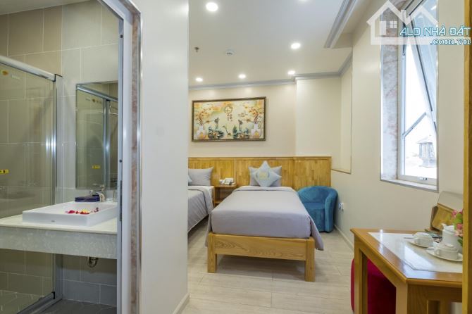 cho thuê khách sạn 64 phòng- hẻm nguyễn trãi,q1- ngang: 9m- 10 tầng- giá: 950tr/th