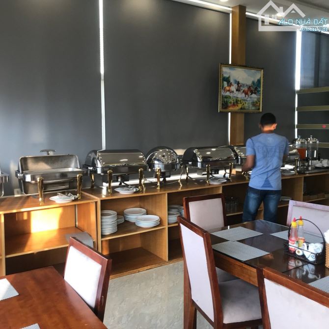 cho thuê khách sạn 58 phòng- mặt tiền chợ bến thành- dt: 8x20- 1 hầm+8 tầng- giá: 850tr/th