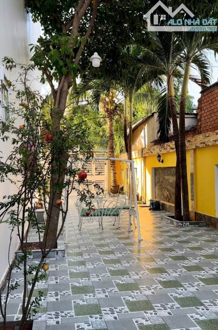 Cho thuê biệt thự sân vườn 3PN full nội thất đg Lê Quang Định