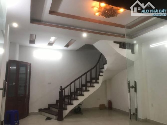 Cho thuê nhà ngõ phố Nguyễn Chính Hoàng Mai 37m x 5 tầng, giá 10tr/tháng