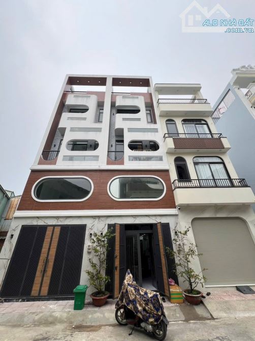 Nhà cho thuê 4m x 13m 1 trệt 1 lửng 3 lầu sân thượng 12 Triệu/Tháng