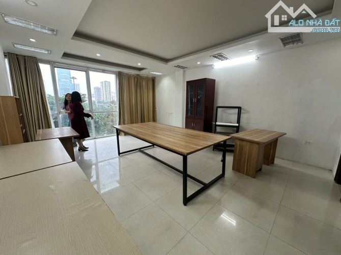 Cho thuê văn phòng 30 m2 tại Khuất Duy Tiến, view thoáng đẹp, giá chỉ 6 tr/tháng