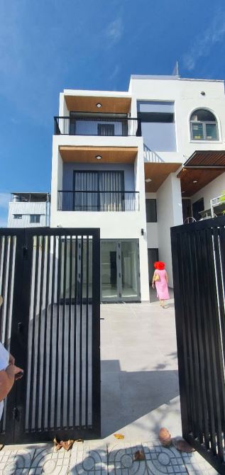 CHO THUÊ BIỆT THỰ NGUYÊN CĂN gần TRƯỜNG FPT ĐÀ NẴNG: 144m² 6x24, 3TẦNG 4PN 5WC