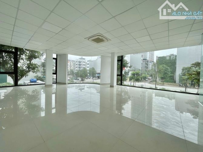 Cho thuê mặt bằng tầng 1 Trương Công Giai 180m² - Mặt phố sầm uất chỉ 38 triệu/tháng