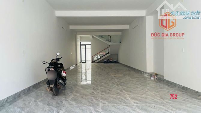 Cho thuê nhà 3 tầng mới xây mặt tiền đường Phạm Văn Thuận gần chợ Tân Mai