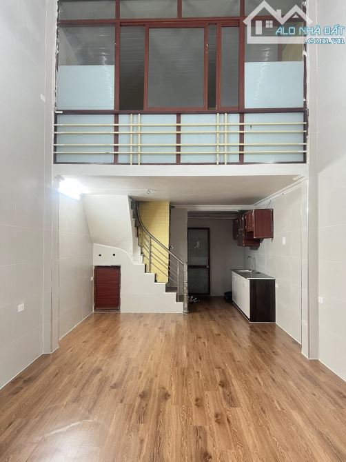 Cho thuê nhà 50 m2 x 1 tầng+ 1 Tầng lửng, ngõ oto, tiện ở và làm vp, kinh doanh
