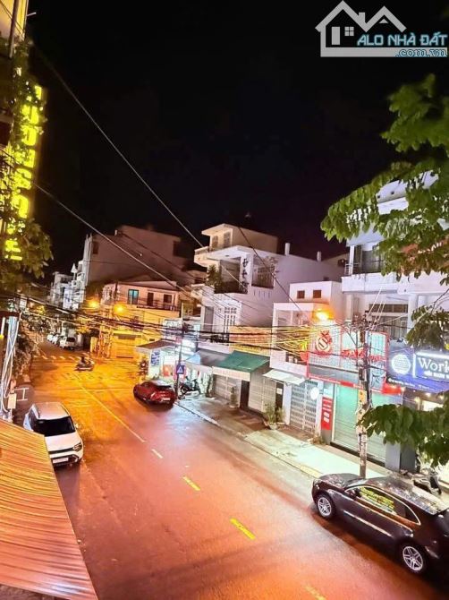 Cho thuê nhà 3 tầng mặt tiền đường Phù Đổng, P. nha Trang Diện tích: 4.2 x 16