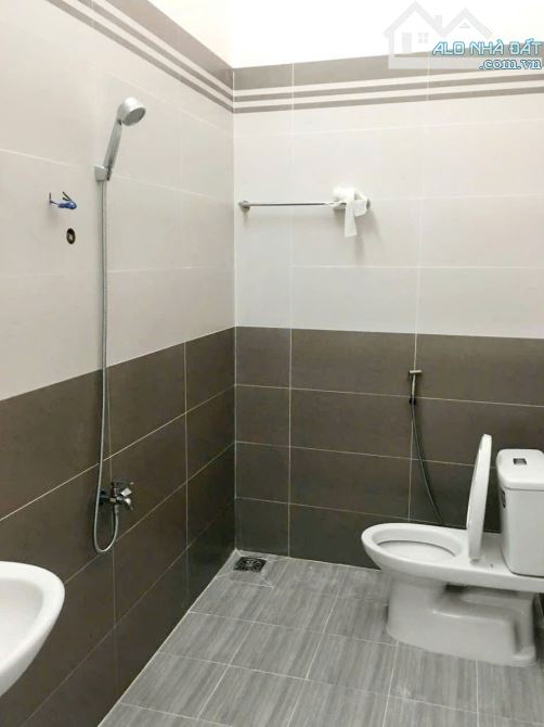 Nhà mặt tiền đường Hiệp Thành q12 giads 9tr/ tháng