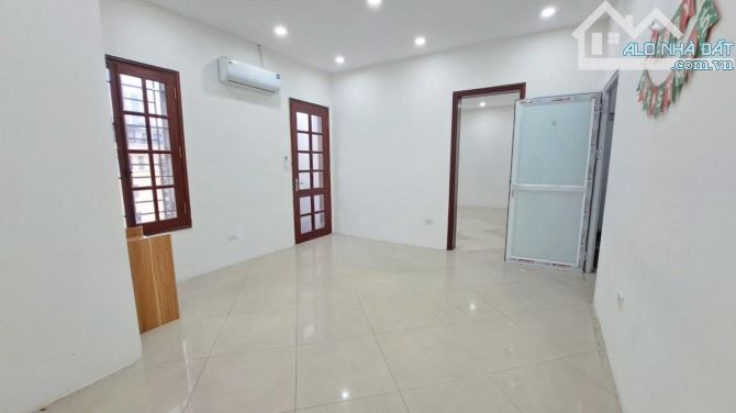 CHO THUÊ VĂN PHÒNG 25M2 TẠI HOÀNG SÂM - CẦU GIẤY GIÁ CHỈ 4,2 TR / THÁNG .