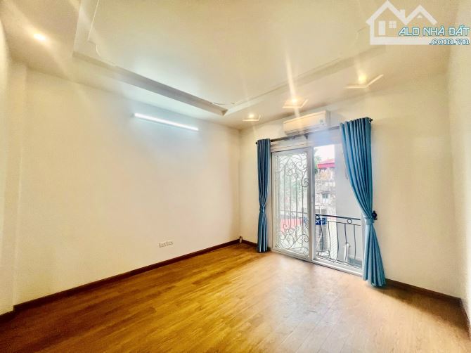 CHO THUÊ PHÒNG KHÉP KÍN MỚI TINH 2TRIỆU 200/ 20M2 FULL ĐỒ BAN CÔNG THOÁNG SÁNG-DÂN TRÍ CAO