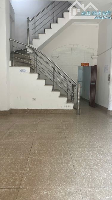 Cho thuê nhà ở Hồ Tùng Mậu 45m2, 4 tầng, 6 pn, full điều hòa, oto đỗ cửa.