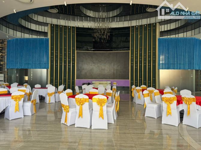 cho thuê mặt bằng tổ chức tiệc tại Q7 (1.100m2 giá 9 tr/ ngày )