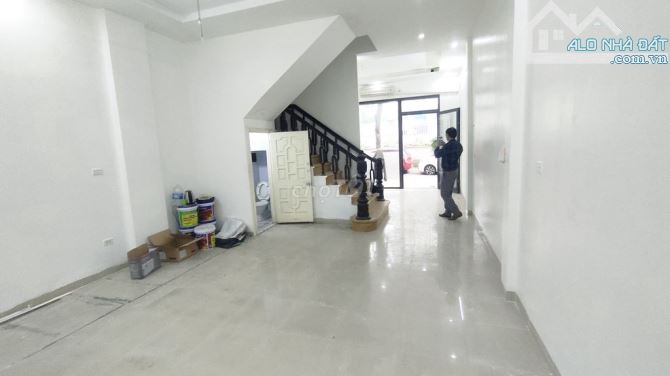 Cho thuê nhà ở Lai Xá 50m2, 5 tầng, oto đỗ tránh, thang máy.