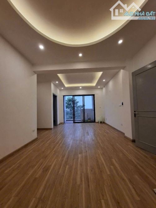CHO THUÊ CHUNG CƯ P6 VIỆT HƯNG LONG BIÊN 2 NGỦ 2 WC 6 TRIỆU 77 m ĐỦ NỘI THẤT