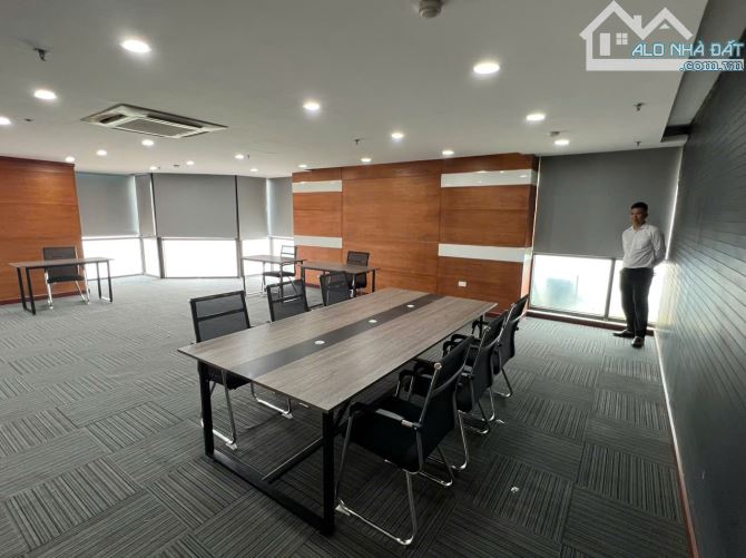 Sàn văn phòng lô góc giá sốc đường Hoàng Quốc Việt 70m2 chỉ 12tr một tháng