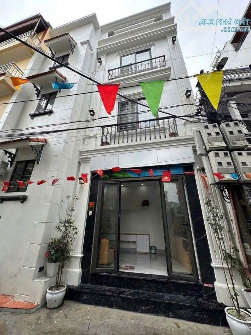 CHO THUÊ NHÀ PHỐ THẠCH BÀN LONG BIÊN 33m 7.5 Triệu 3 NGỦ ĐỦ NỘI THẤT Ô TÔ VÀO