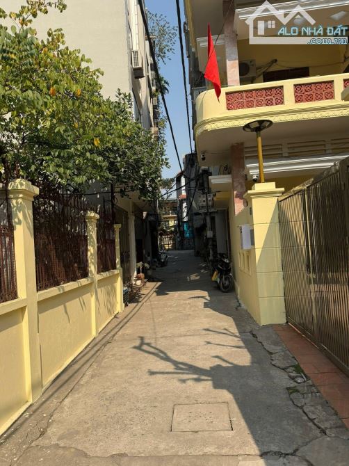 Cần cho thuê nhà ngõ 179 Vĩnh Hưng, Hoàng Mai, HN . dt 35m2 x tầng,Oto đậu trước cửa 11tr
