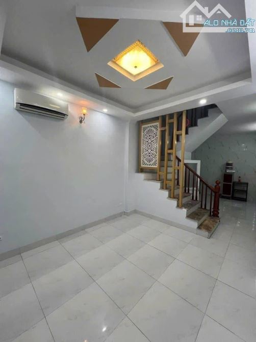 Cho thuê nhà ngõ 235 Lĩnh Nam,Lĩnh Nam, quận Hoàng Mai, Hà Nội 43m2 x 4 tầng gần ô tô