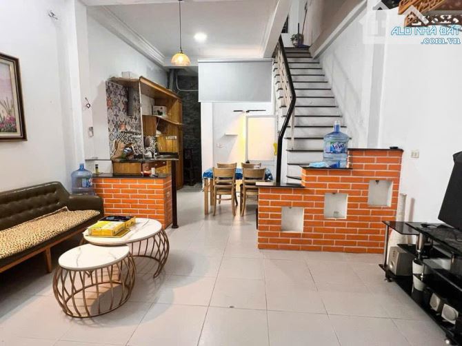 Cho thuê nhà ngõ 467 Lĩnh Nam,P lĩnh Nam, Hoàng Mai ,TDTSD 80m2 đủ nội thất 6tr