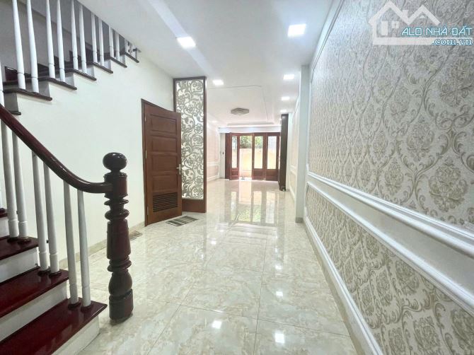 Cho thuê nhà 5 Tầng DT 45m 4PN, full nội thất,ngõ nông, P Võng thị tây Hồ, 18 triệu