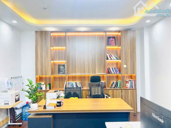 Cho thuê văn phòng Khuất Duy Tiến, 140 m2, đã ngăn phòng làm việc