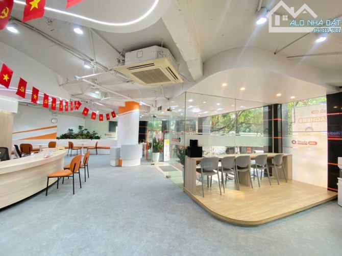 Cho thuê tầng 1 mặt bằng Dịch Vọng giá 50tr, diện tích 200m2, 2 mặt tiền full kính