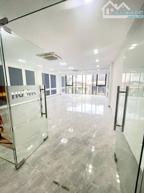 Cho thuê văn phòng phố Bà Triệu 70m2 sẵn bàn ghế giá 14 triệu