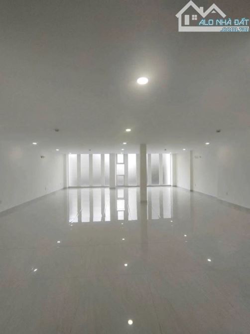 CHO THUÊ NHÀ MẶT TIỀN TÔ HIẾN THÀNH P 13 – Q.10 DT: 6x27 KC: Trệt 4 Tầng Giá Thuê: 100 tr