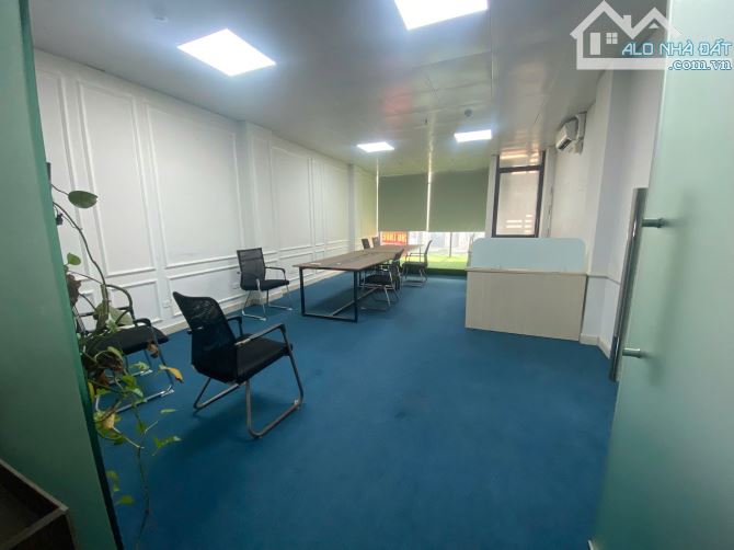 Cho thuê văn phòng mặt phố Nguyễn Hoàng, 65 m2/tầng có sẵn thảm, bàn ghế tiện sử dụng