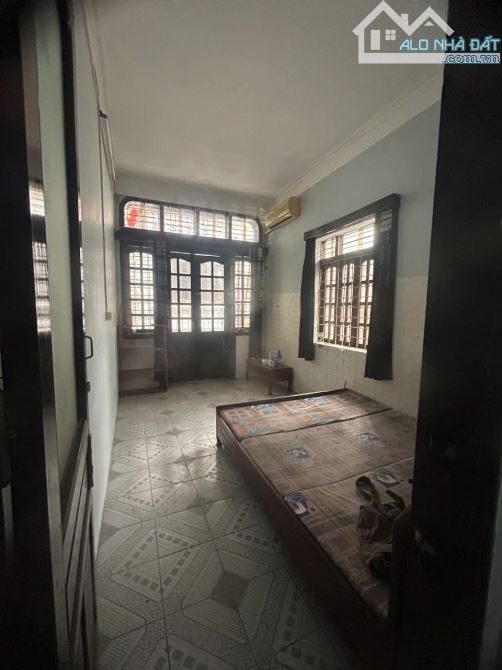 Cho thuê nhà ngõ Đại La 30 m2*2,5 tầng- 3 ngủ, 2 vệ sinh, Giá 8,5tr