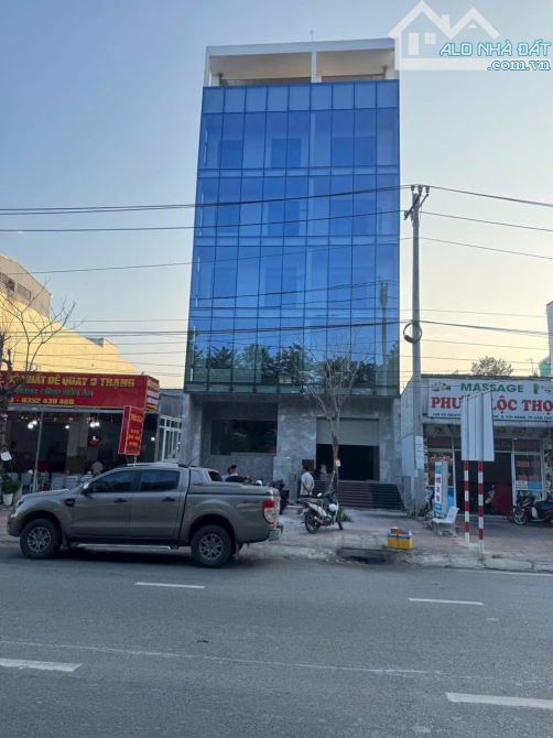 Cho thuê toà nhà 7 tầng diện tích sử dụng 2400m2 mặt tiền võ nguyên giáp