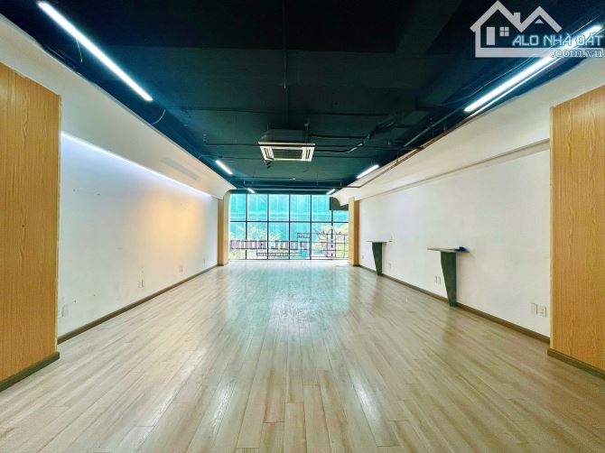 Cho thuê tầng 6 văn phòng Hoàng Quốc Việt giá 15tr, diện tích 70m2, full kính mặt tiền