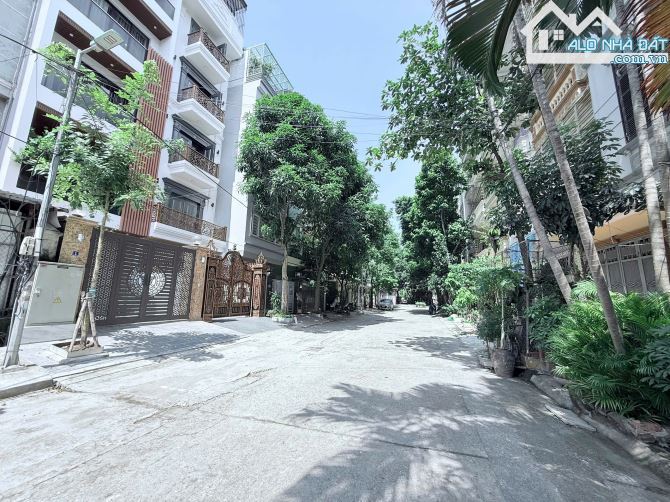 Nhà thuê phố Phạm Tuấn Tài. Diện tích 70m2 x 7 tầng thông có Thang Máy , đường rộng 10m