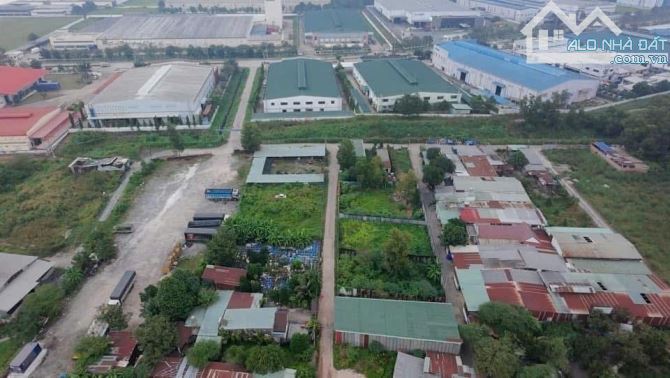 Cho thuê mặt bằng bãi xe GARAOTO Khuôn viên đất 2000m2 Có mái che sữa chữa Oto hơn