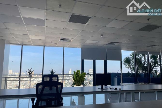 Văn phòng đã setup bàn ghế, diện tích 205m2, giá thuê 57tr/tháng