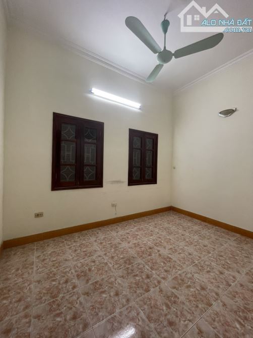 Cho thuê nhà phố Dịch Vọng dt 40mx 3 tầng, 3 phòng ngủ, 2 mặt ngõ ô tô
