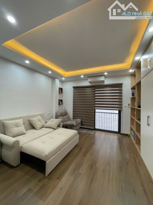 Cho thuê nhà ngõ phố Trần Duy Hưng dt 40mx 5 tầng, 3 ngủ, full đồ, nhà mới