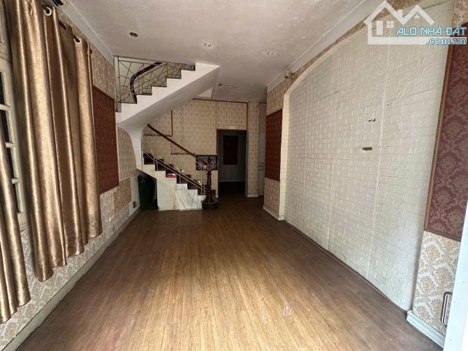 Cho thuê căn Biệt thự Nguyễn thị định, Yên hòa, DT 130m2, dtxd là 70m2, 3 tầng 1 tum