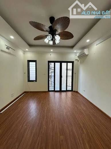 Cho thuê nhà ở Đỗ Đức Dục 75m2, 4 tầng, chia phòng, đường 3 oto đỗ tránh.