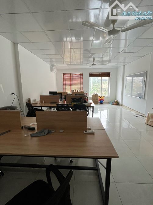 Cho thuê văn phòng 60 m2 tại Khuất Duy Tiến, sàn thông giá chỉ 9.5 tr/tháng