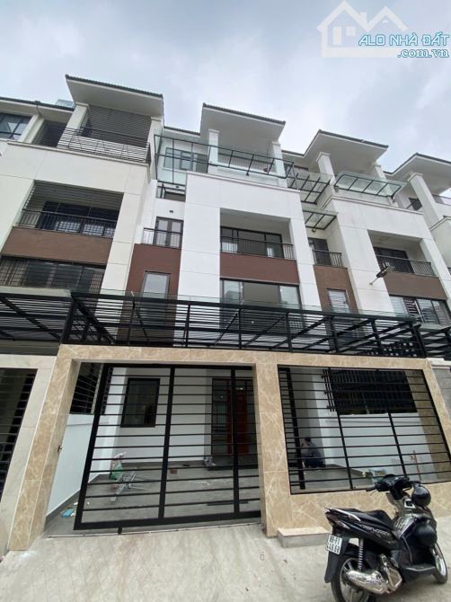 Cho thuê nhà Hoàng Thành Villas Mỗ Lao 150m x 5 tầng thông sàn thang máy 50tr