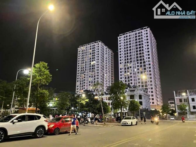 CHO THUÊ CHCC HC GOLDEN CITY DT 87M2-FULL NỘI THẤT CAO CẤP – 319 HỒNG TIẾN-17TR/TH